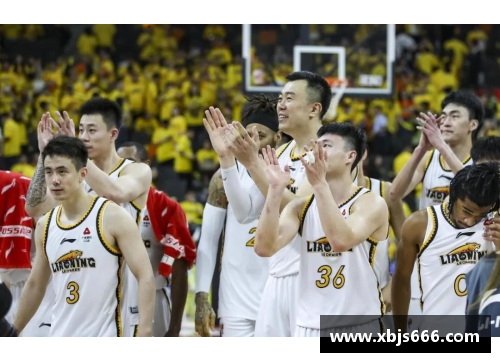 广东华南虎球迷热情加油，助威声响彻全场
